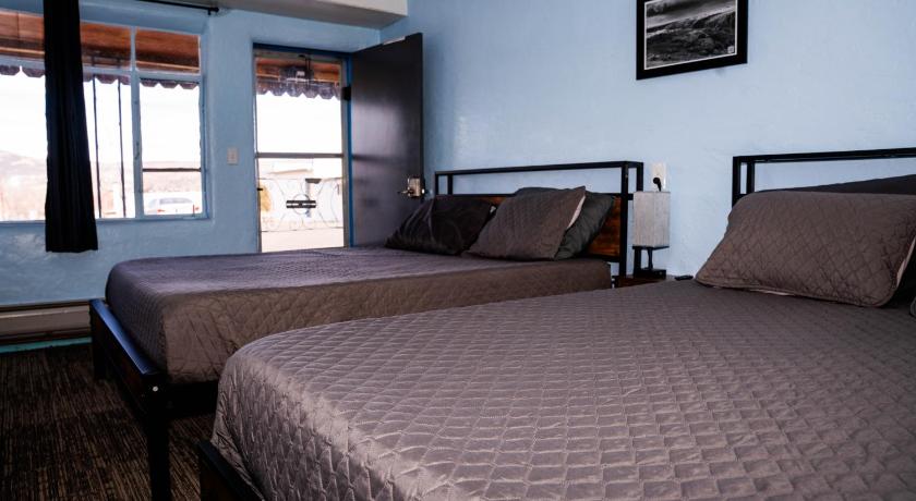 Maverick Motel