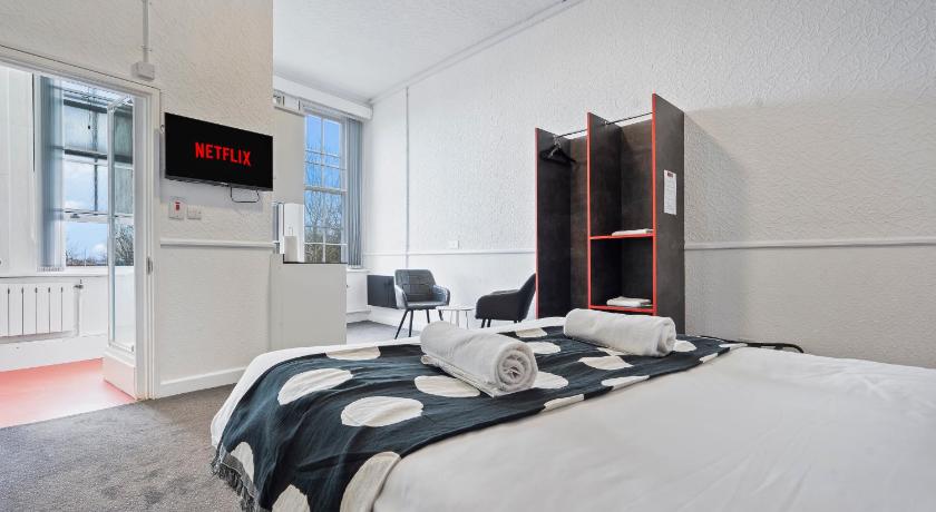 Bright, airy space with Parking and Netflix Apt 112