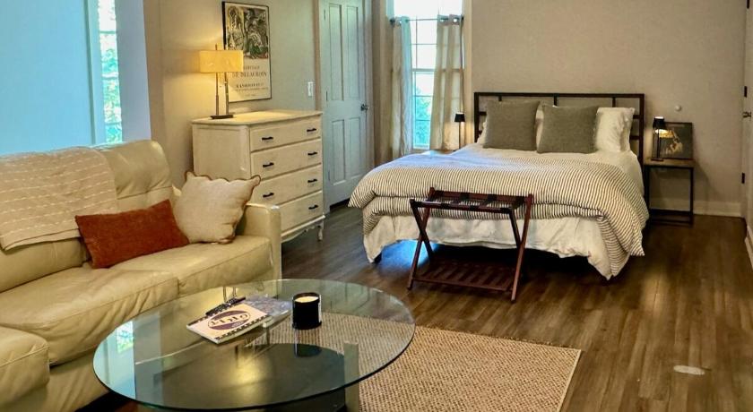 8 min to UGA NEW Lake Loft Apt near downtown Athens at UGA free wifi and coffee