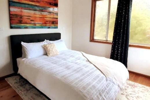 Stylish House 10min walk to Wollongong University with Free Parking