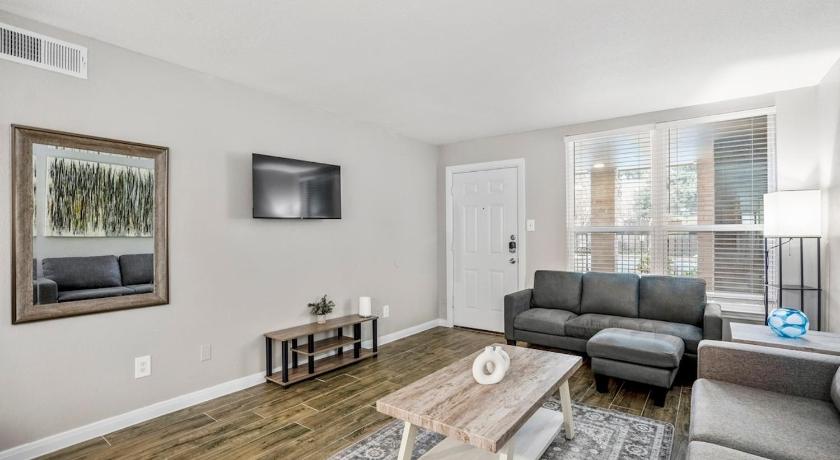 Towne Plaza Apartments #104 in the Galleria Area