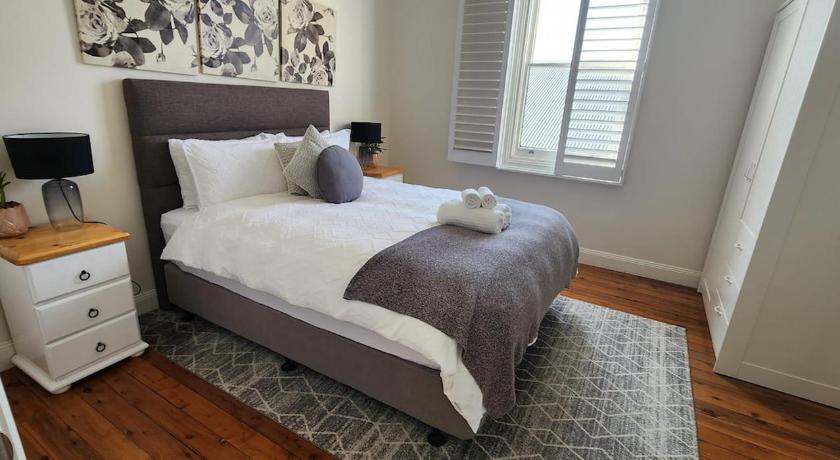 Stylish 3BR Stay 10mins walk to Wollongong Hospital & Train Station, Free Parking & Wi-Fi