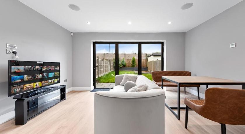 Luxury 4BR - Near Wembley, Heathrow & London
