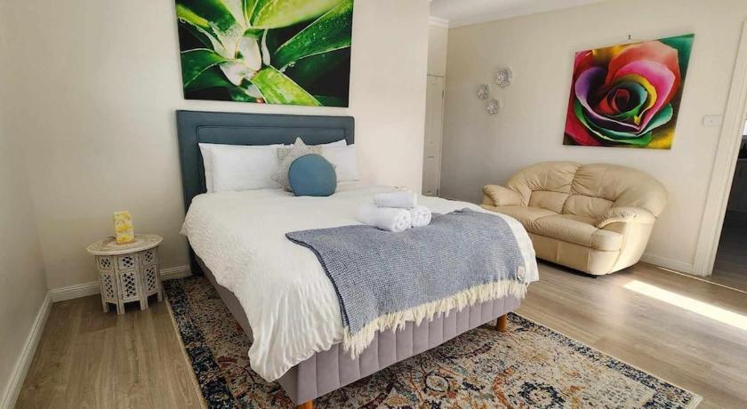Modern Studio 10mins walk to Wollongong Hospital & Train Station with Parking