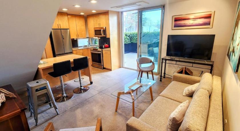 Elegant Townhome in Heart of Down Town