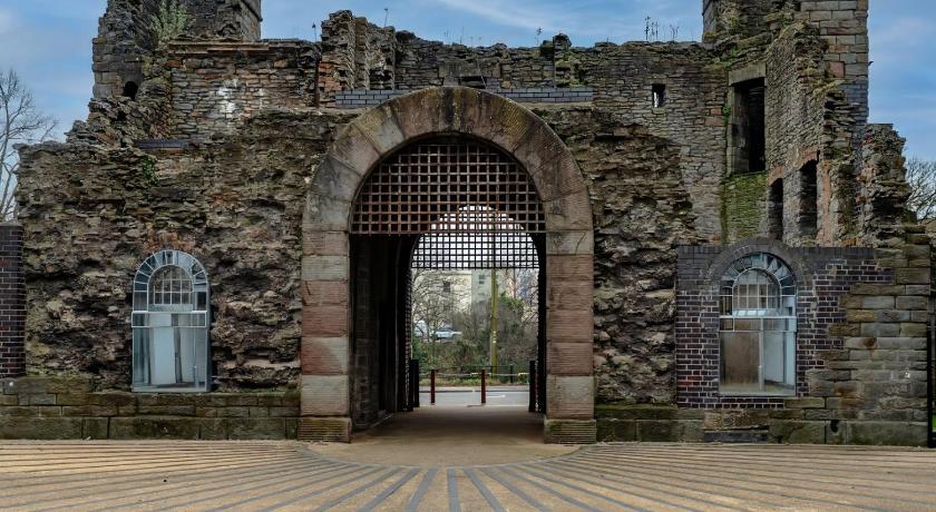 Modern flat w/ balcony & projector cinema