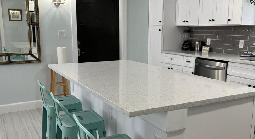 Beach Getaway,Walk orBike to beach,Fenced for doggie, Large Driveway
