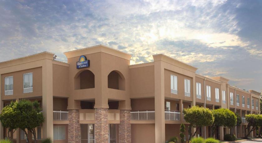 Days Inn by Wyndham Greenville