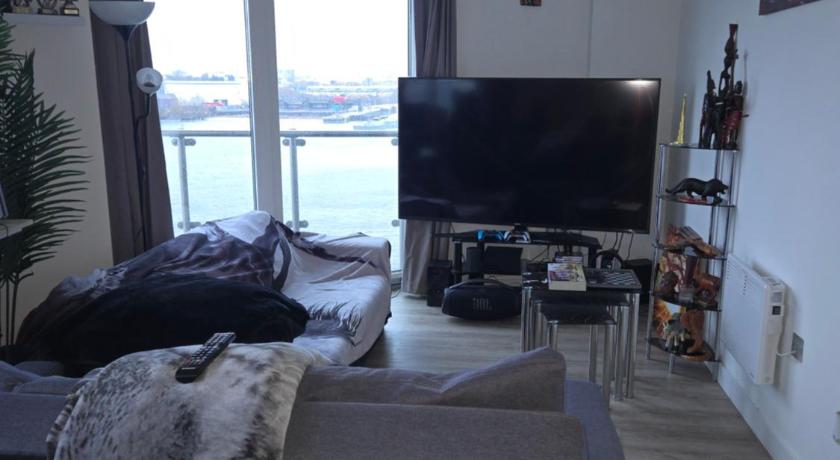 Lovely one private bedroom in shared 2 bedroom apartment