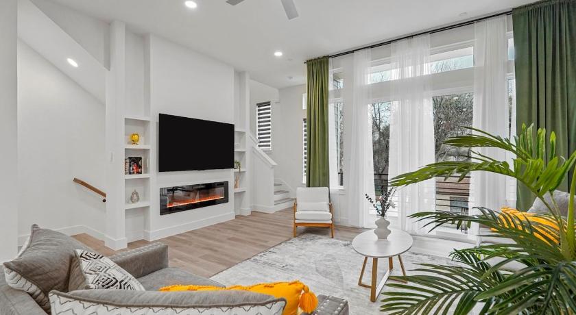 Pet-Friendly 2BR l Private Baths l Stylish Stay