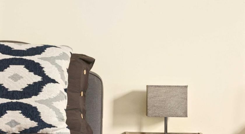 Newark Gem Pearl 3BR, 2BA - Sleeps 10 - Walk to Prudential Center and Newark Penn Station, Near EWR 