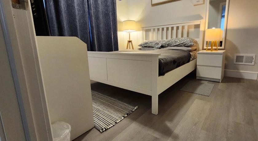 Comfy, cozy, affordable and private - free parking