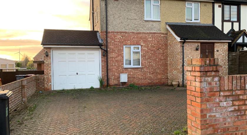 Private Rooms with Shared Bathroom Bus Stop 8 Mins Away