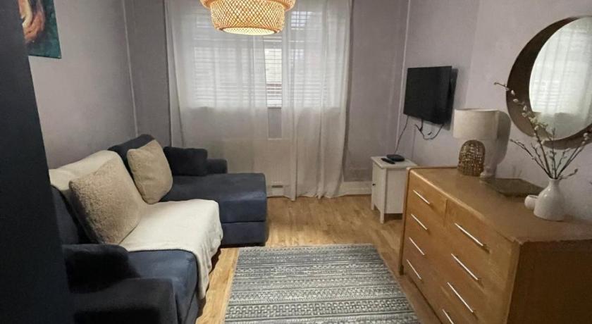 Comfy Cardiff Bay Budget Stay with Small Garden 15 mins Walk to Cardiff Bay