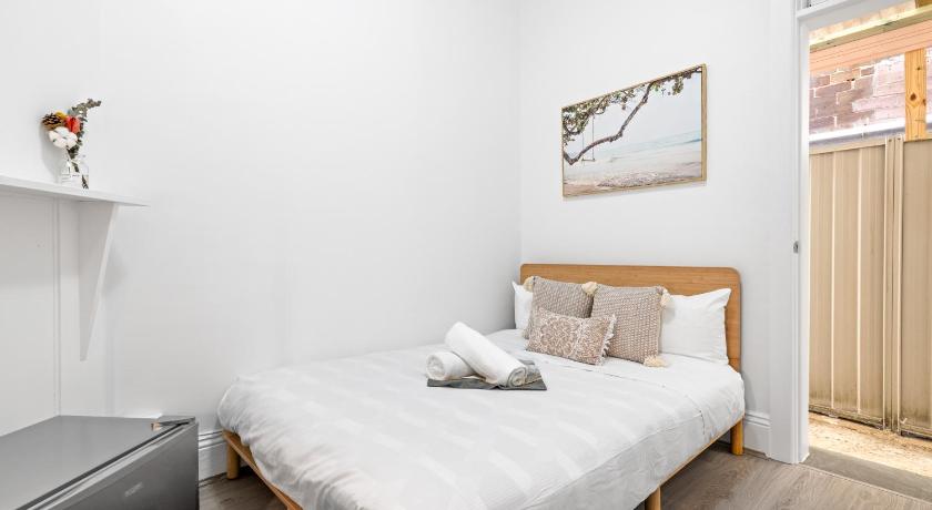 Rustic Double Room - Ideally Located - Shared Bathroom