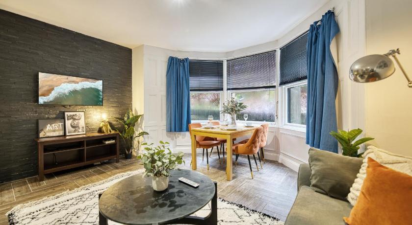 Spacious 4 Bedroom Apt Near West End Glasgow