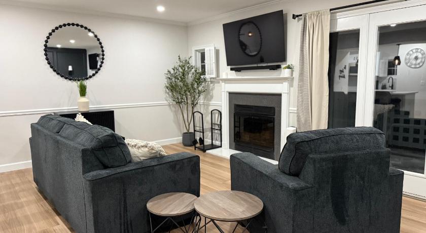 Newly Renovated Villa with King Bed and Amenities, 1 mile to Mohegan Sun