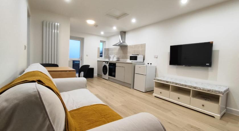 2 Bed Chippenham House with Parking