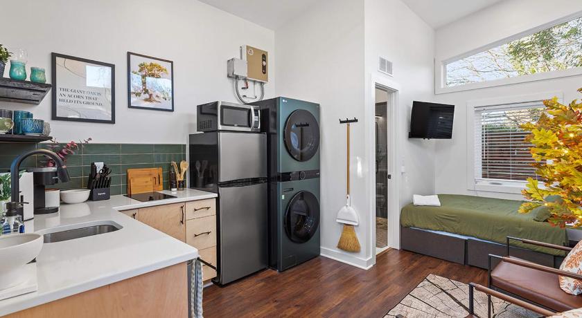 The Acorn - Tiny House in HISTORIC OAKWOOD