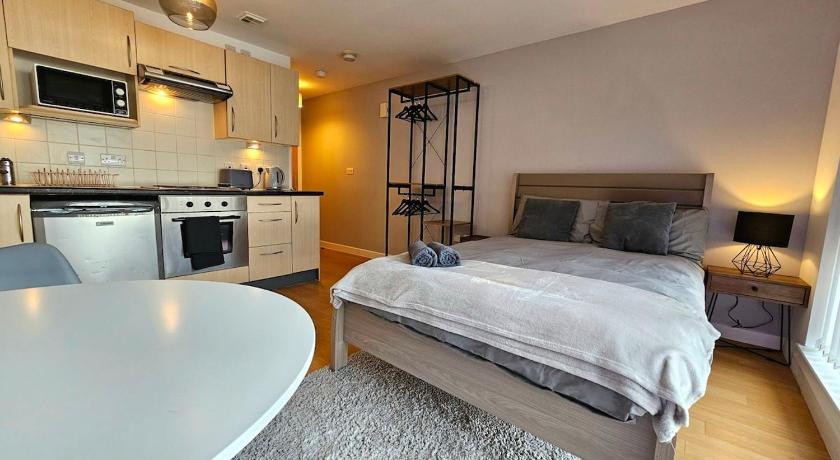 Modern studio apartment in Gunwharf