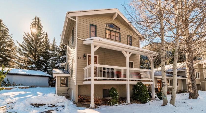 3 Bedroom 2 Bathroom Alpine Getaway right in Avon