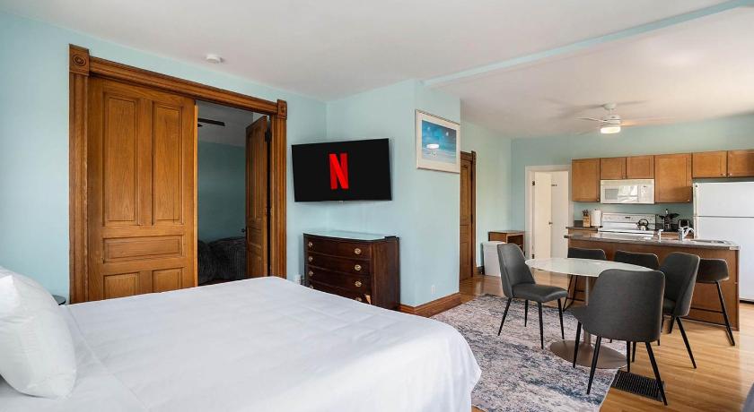 Grand Harbor Apartments 3 - 200