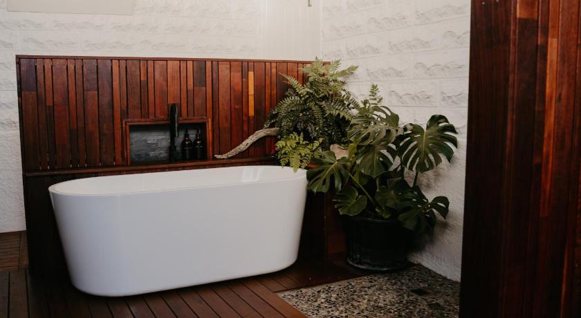 41 Found - Lux Vintage Home with Outdoor Bath