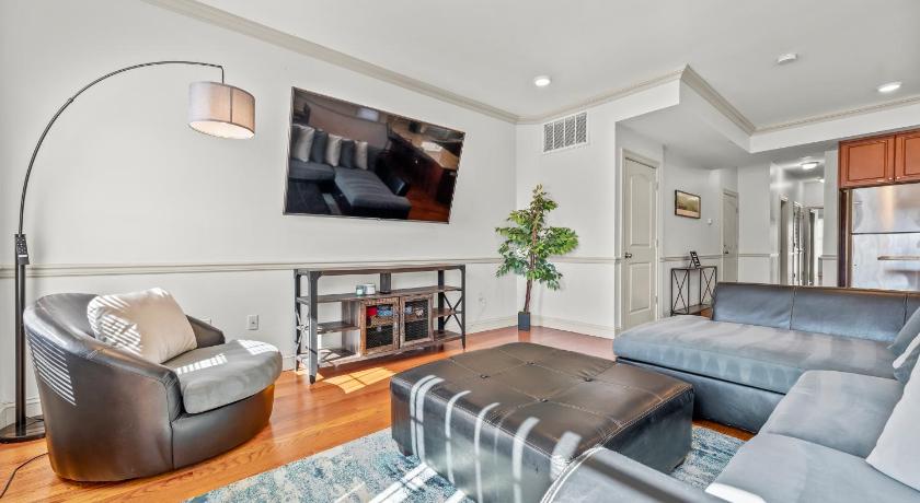 HUGE Cozy Jersey City Oasis with Double Balcony - 20 mins to NYC