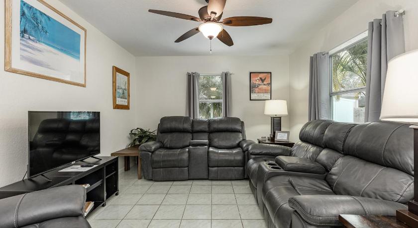 Close to Clearwater Beach and Honeymoon Island!