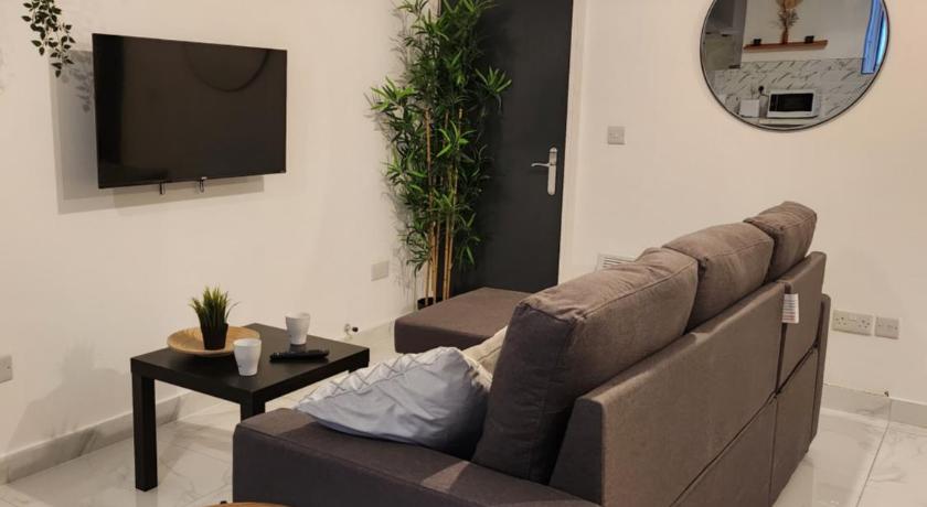 SuperValue Suite 5 - Fast WiFi, Hotel Linen, Keyless Entry, City only 10 Mins - BY PROPERTY PROMISE