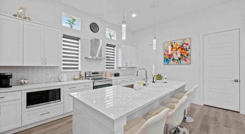 Pet-Friendly l Brand New Space l Downtown