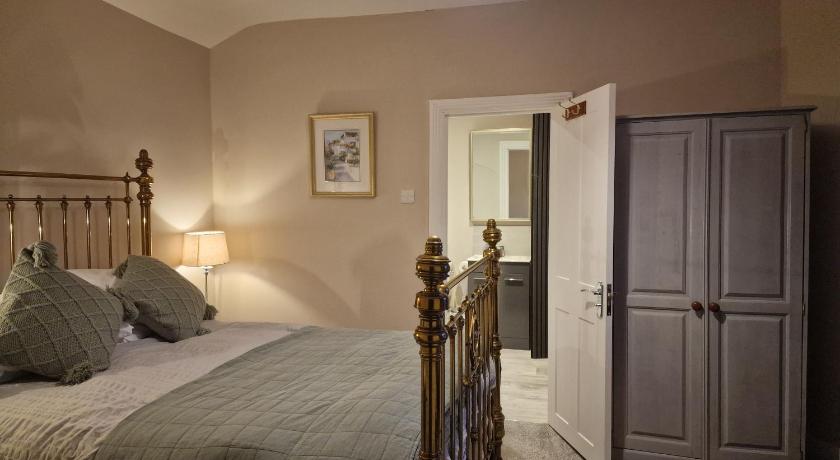 The Bean Apartment - double bedroom with private bathroom