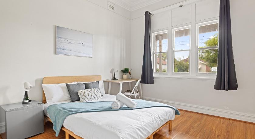 Charming Double Room - Prime Location in Carlton Supermarkets Nearby for Convenience - Shared Bathro