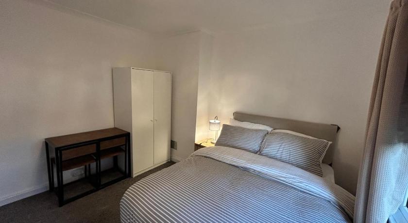 Quiet Double room near Queen Elizabeth hospital and University