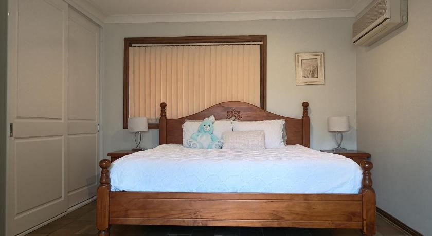 Baulkham Hills Deluxe king room with air-con private bathroom and entrance