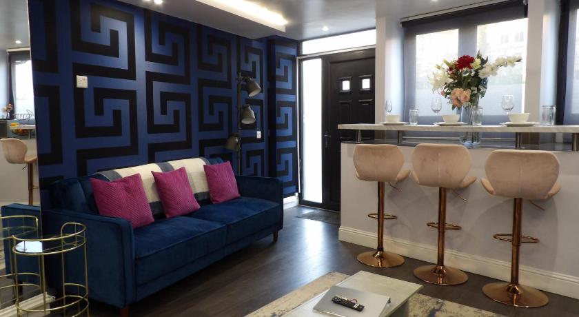 City Convenience, Calm Comfort-- A Stylish One-Bedroom Retreat Just 3 Stops from the Heart of the Ci