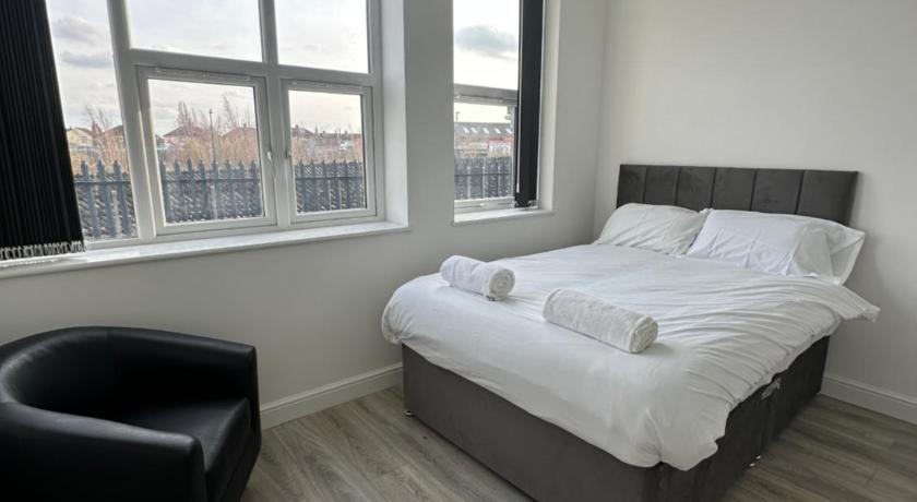 2 Bed Sizeable Station House Apartment - Free Wifi, Parking & EV