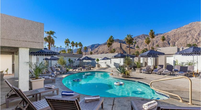 Casa Oliver Hotel & Resort - A Men's Clothing Optional Resort in Palm Springs