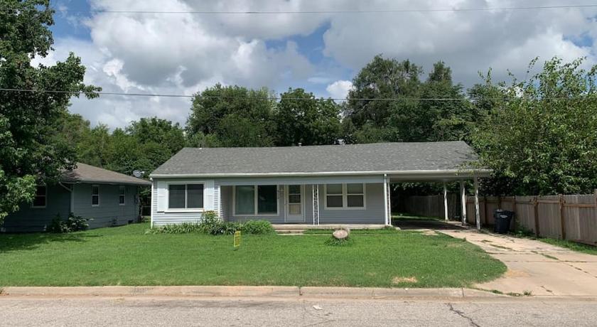 Spacious West Side Home away from Home!