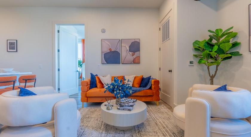 Vibrant Visit near Airport, Free Parking, 2 BR 2 Bath Suite that Sleeps 8, 20 Percent OFF 7 days
