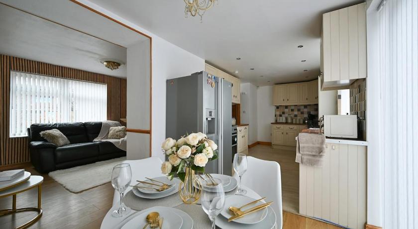 Cosy 2 bed home with jacuzzi bath in Wythenshawe near Manchester Airport