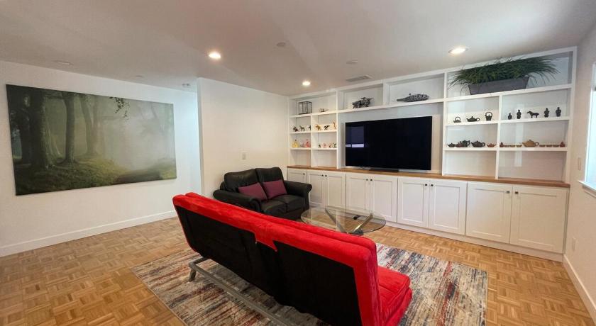 New 3-BR guesthouse with free parking on prem