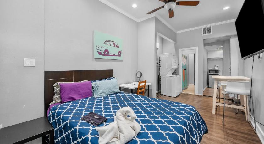Modern & Chic Montrose Studio - Prime Location & Free Parking