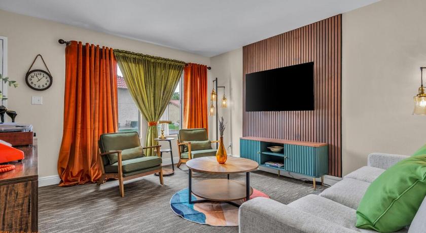Mid-Century Desert Getaway