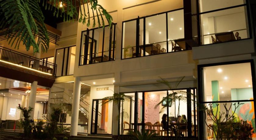 Queen Parrona Hotel by Sativa