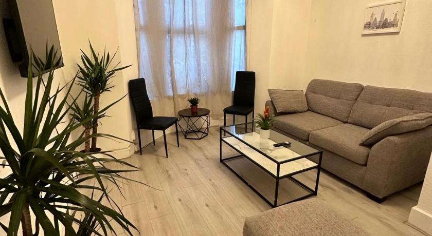 3 bedroom flat Millais rd