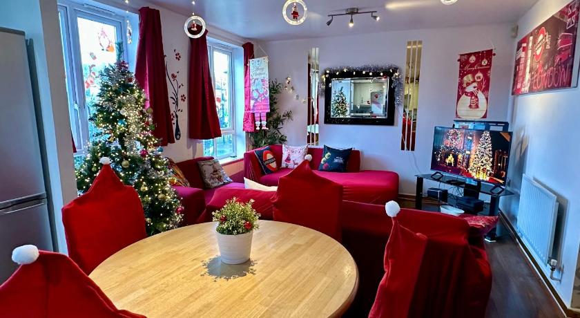 London 2 Bed 2 Bath Apartment Holiday Home - Free Parking - 3min walk to the Train station - 19min t