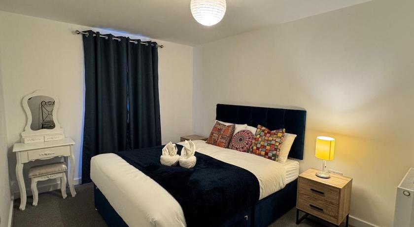 town centre 3, 1st floor, king bed entire flat