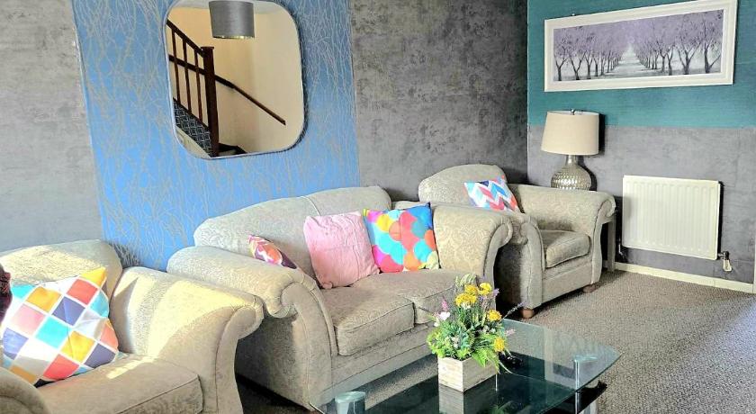 Ashford Luxury Town Retreat-Free Parking -Super Fast Wifi, Spacious, Back Garden & Garden Chairs