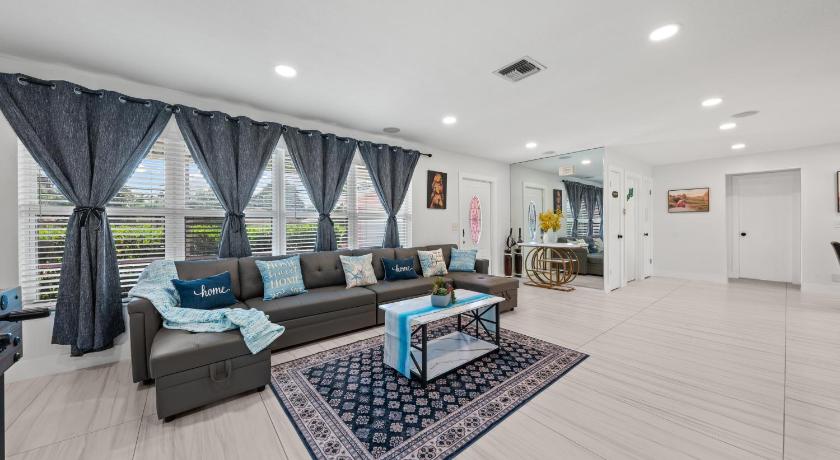 Sweet Pink House 3 Bed 2 Bath Riviera Beach